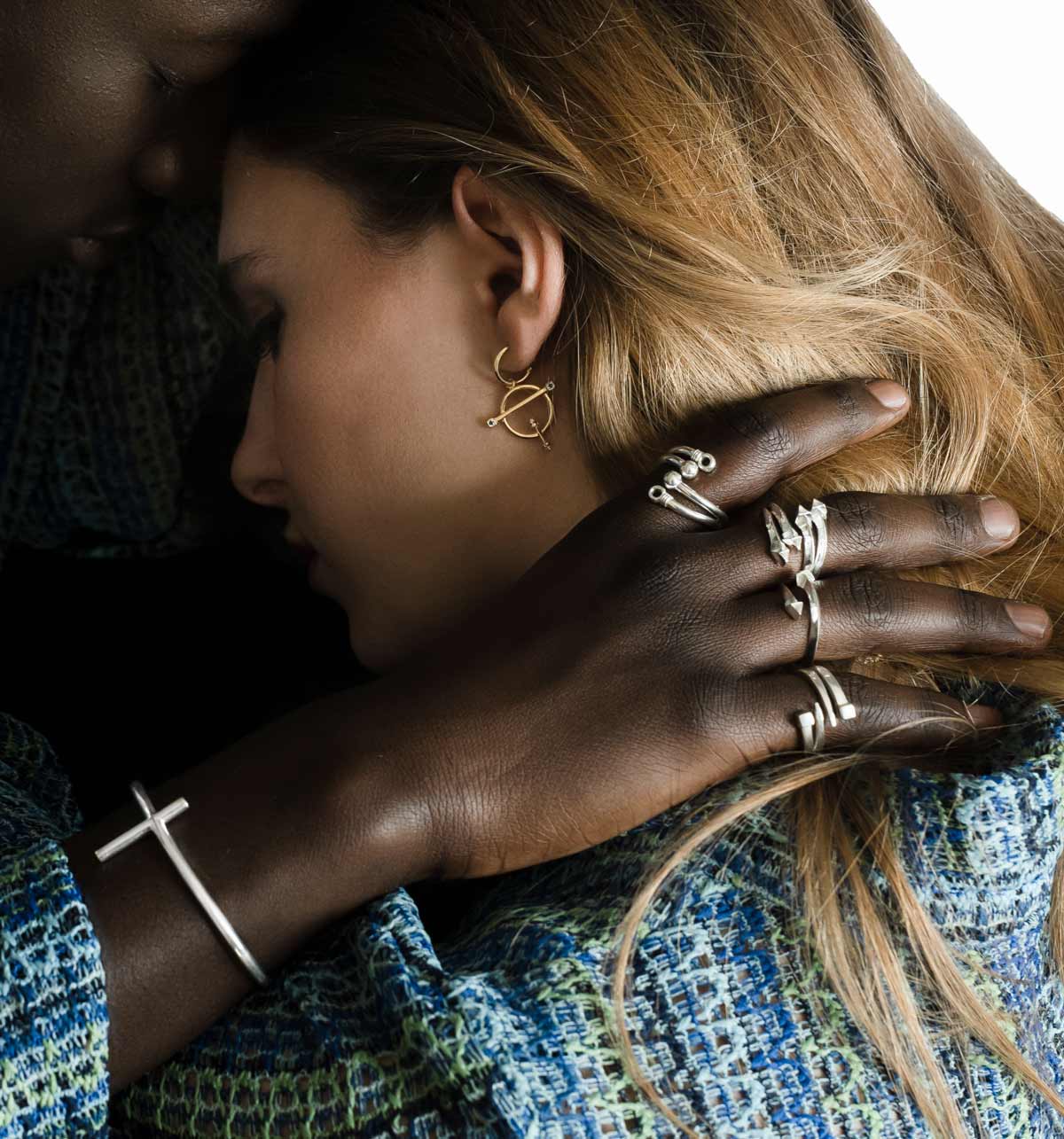 Man-woman-wearing-Singula-jewelry-precious-stones-collection