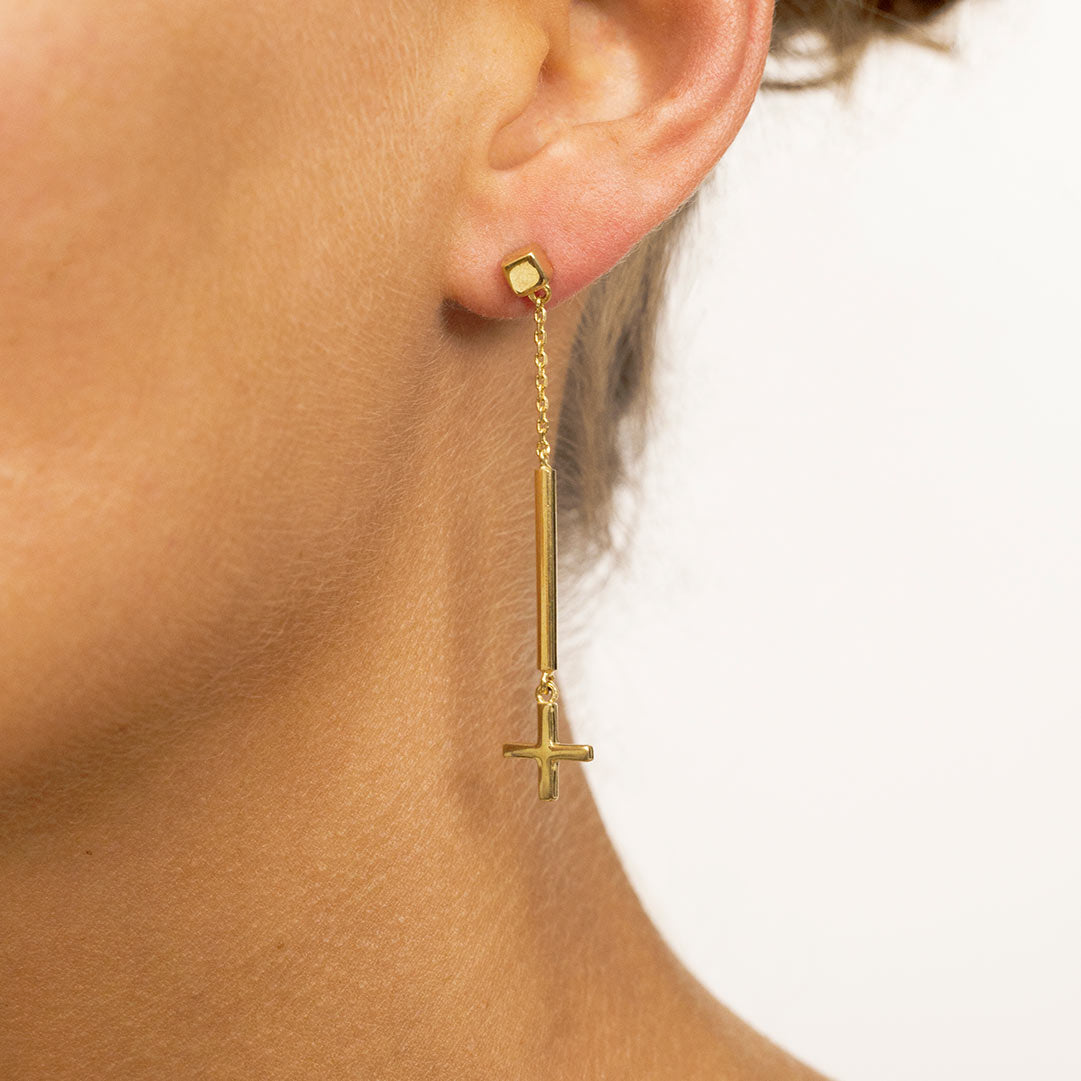 Singula-jewelry-gold-upside-down-asymetric-earrings