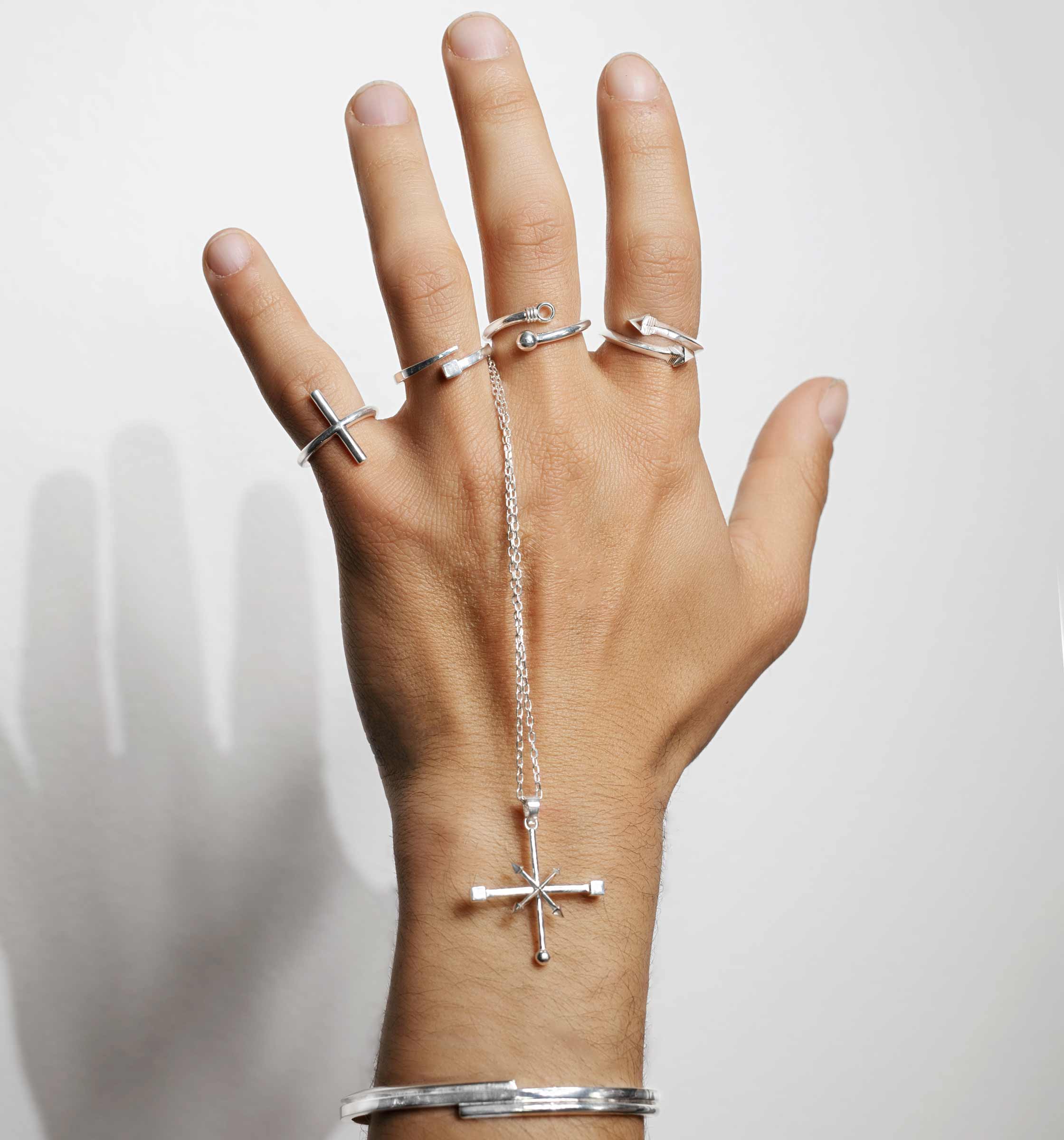 Men-wearing-singula-jewelry-silver-rings-bracelets