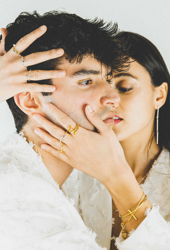 Singula-jewelry-couple-wearing-gold-silver-ring