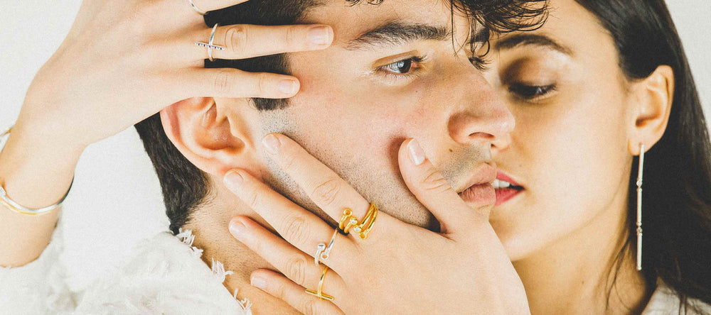 Singula-jewelry-couple-wearing-gold-silver-rings