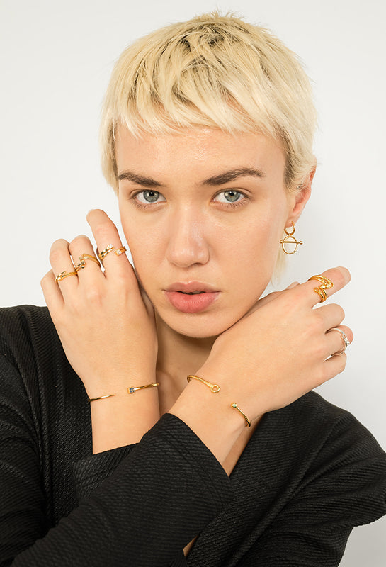 Singula-jewelry-woman-wearing-gold-silver-rings-diamonds-earring