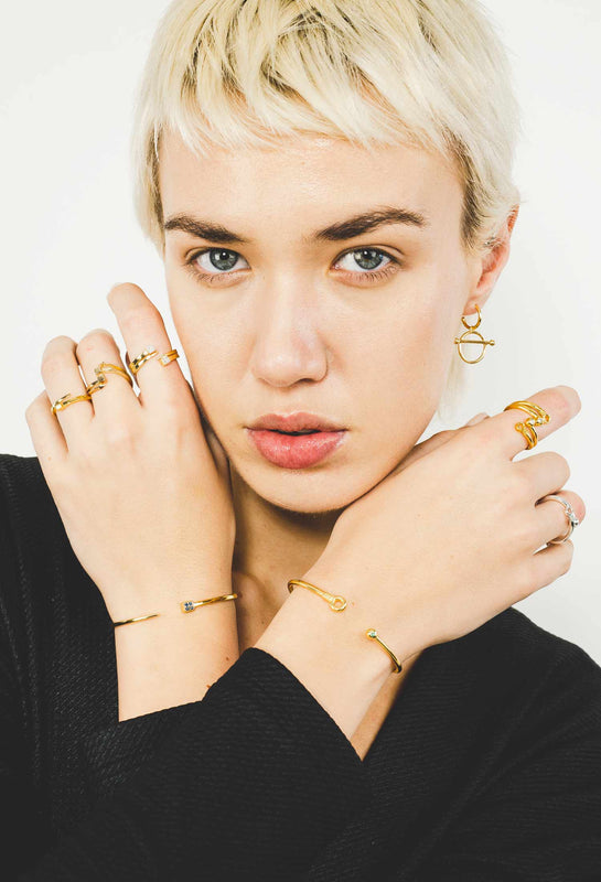 Singula-jewelry-woman-wearing-gold-silver-rings-diamonds-earring