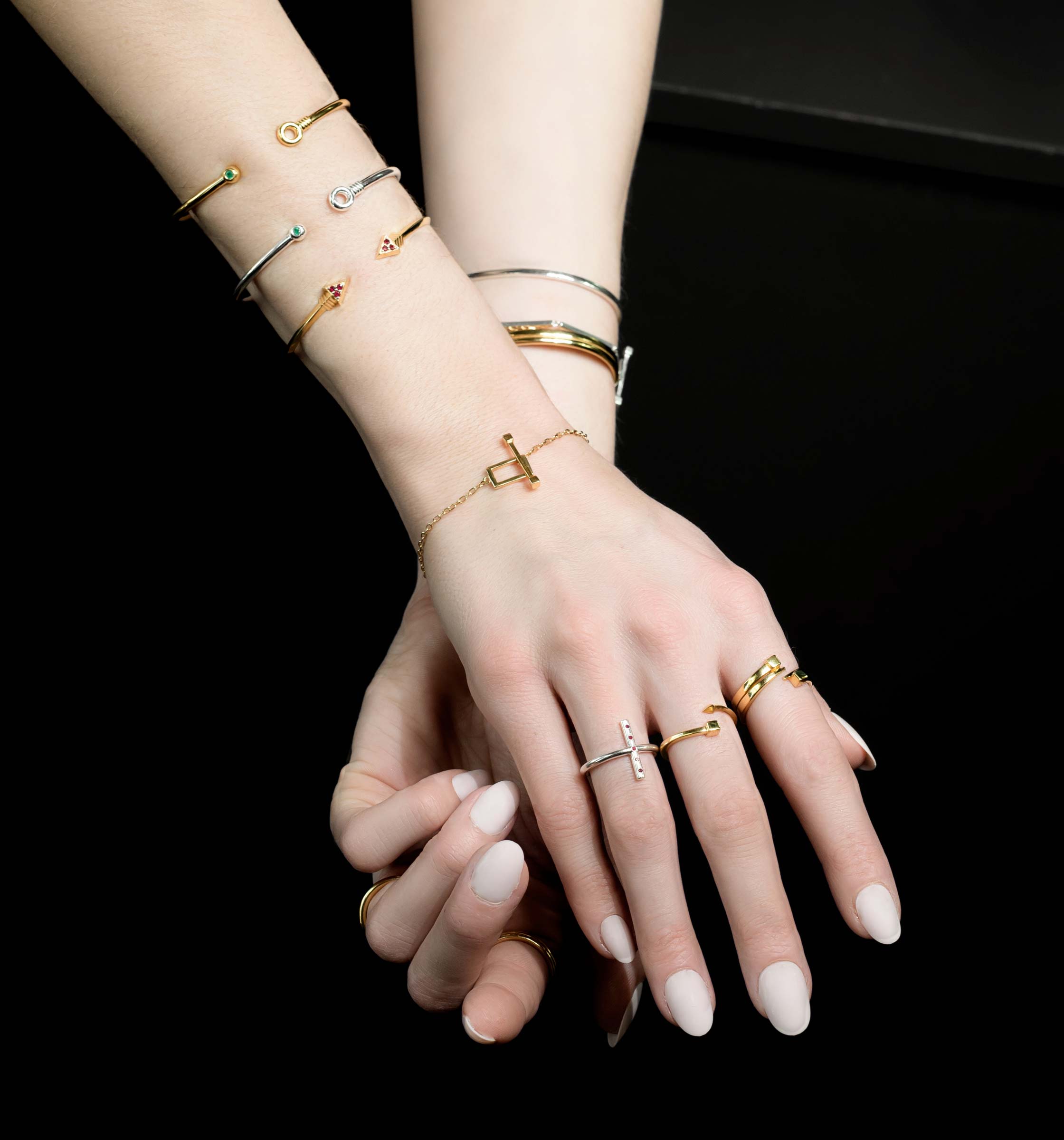 Woman-wearing-Singula-jewelry-origins-collection-silver-gold-precious-stones