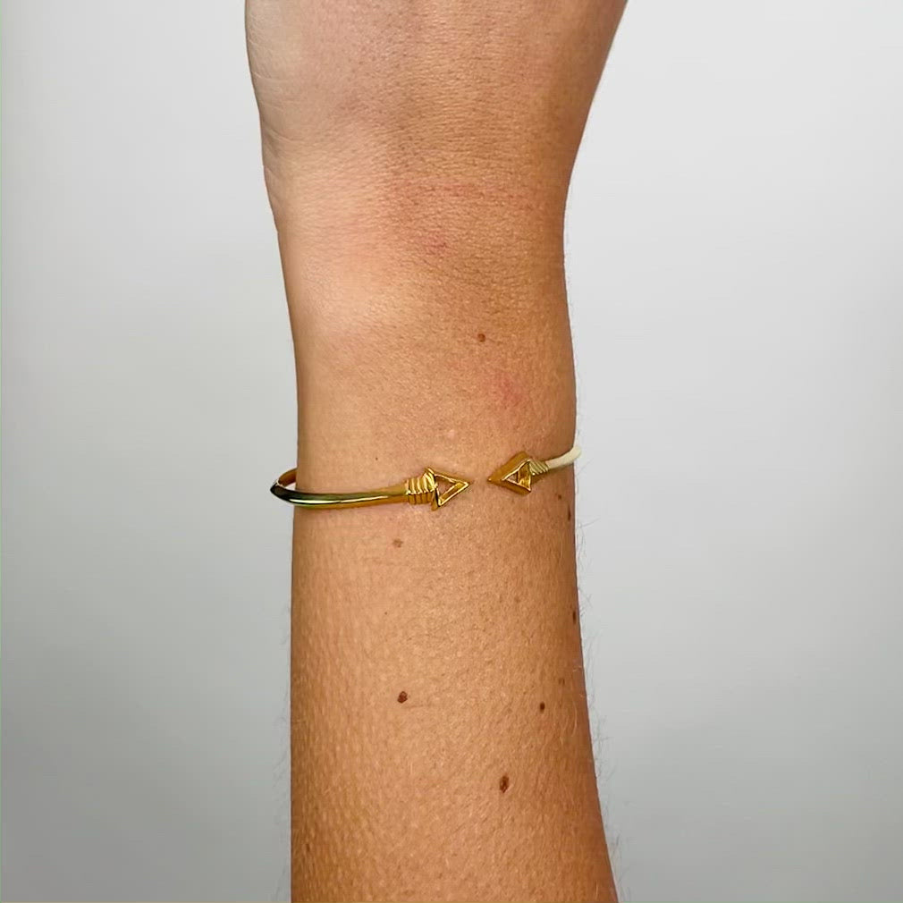 Singula-jewelry-gold-cupids-arrows-bracelet-women