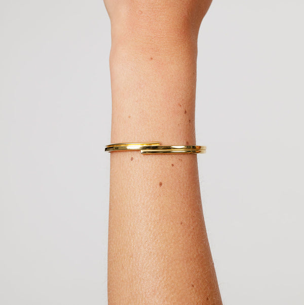    Singula-jewelry-gold-crossroads-bangle-bracelet-women