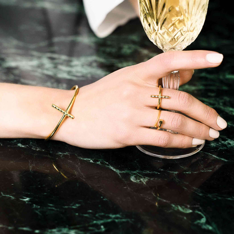     Singula-jewelry-gold-diamonds-axis-ring-women-lifestyle