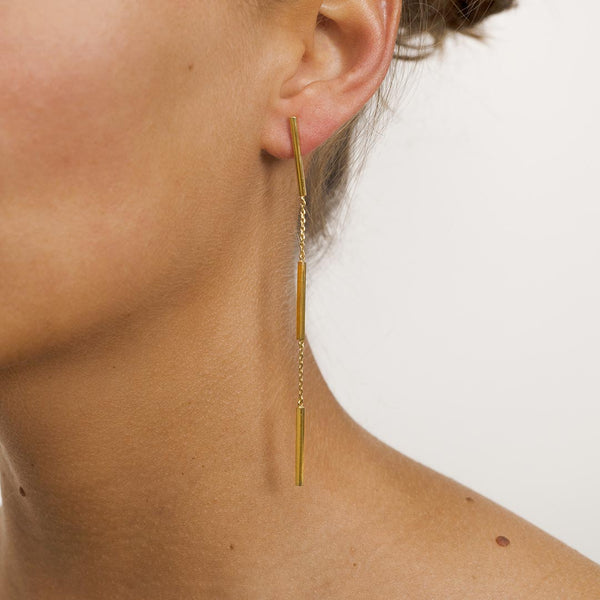 Singula-jewelry-gold-magnicity-long-earrings